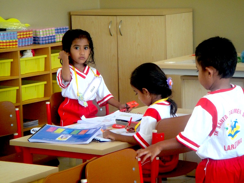 Niños en la Escuela Santa Carmen Sallés de Larantuka