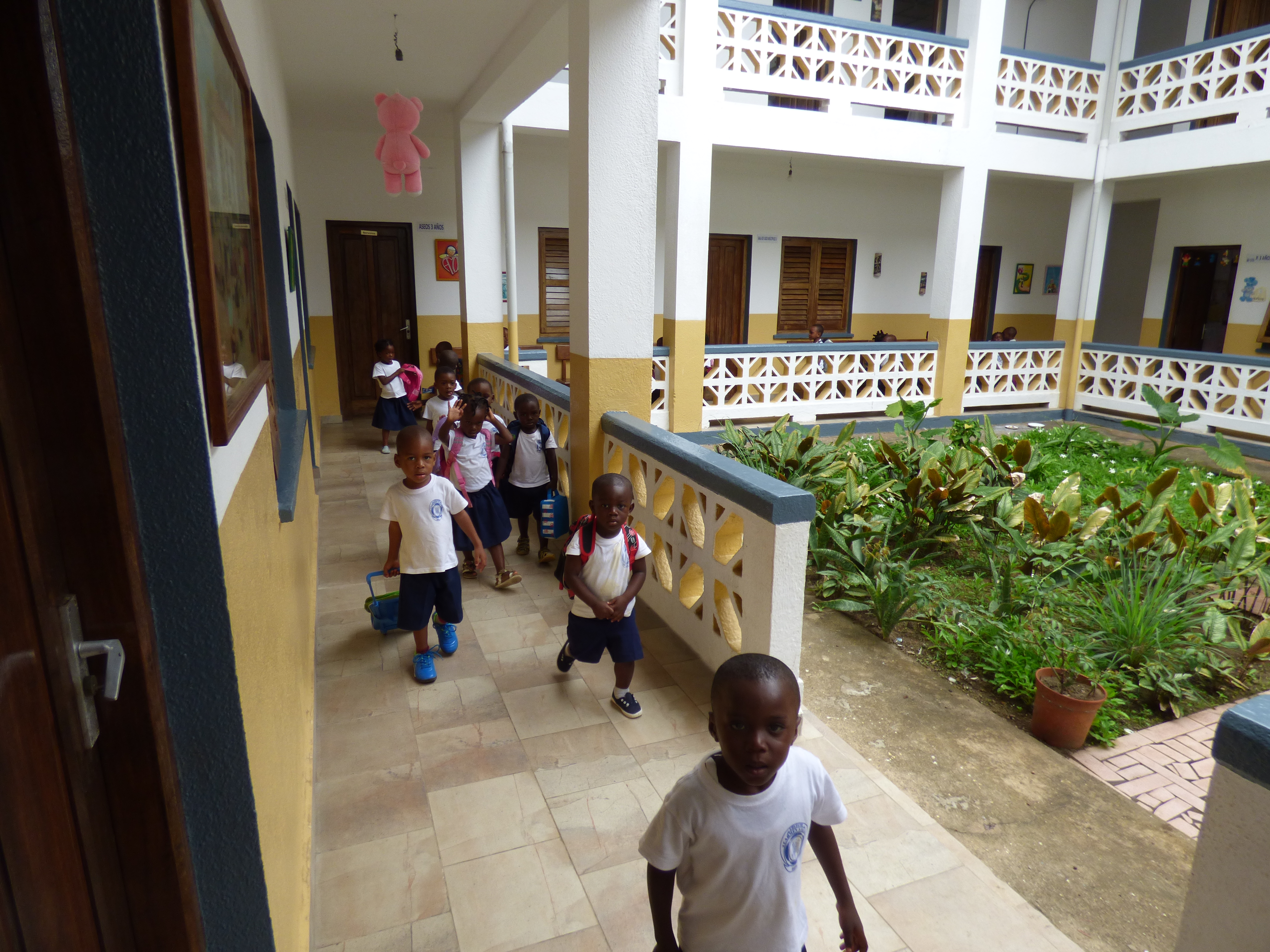 Niños en la escuela de Bata, Guinea Ecuatorial