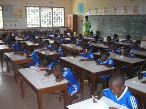 Kisenso - Niños en la escuela