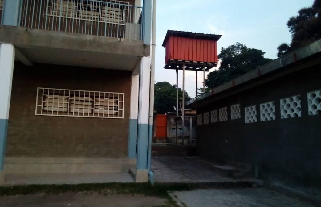 Instalación de un depósito y  soporte para suministro de agua en la Escuela «Marie Inmaculée»