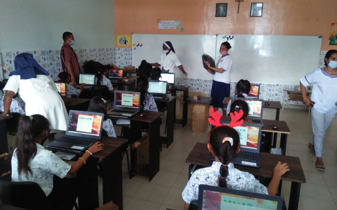 Equipamiento de ordenadores para el aula de informática de la «Sekolah Santa Carmen Sallés»