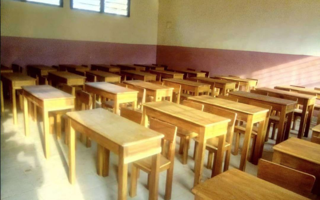 Equipamiento de mobiliario de cuatro aulas en la escuela «Mwenze A Velela»