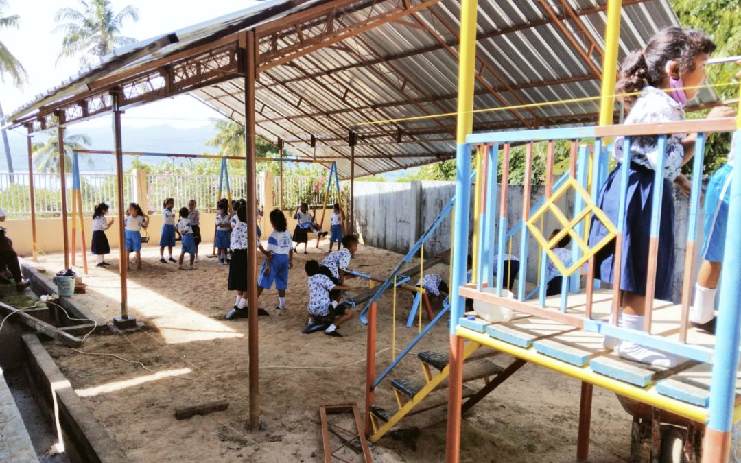 Construcción de una cubierta para la zona de recreo de la «Sekolah Santa Carmen Sallés»